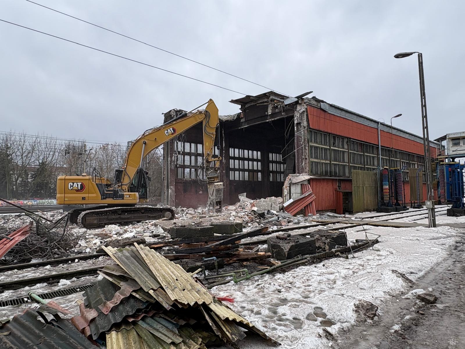 Koparka z nożycami wyburzeniowymi przy rozbiórce hali — Zgierz